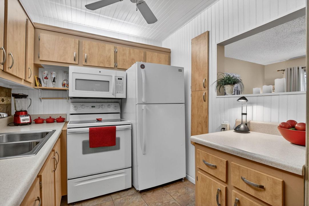 For Sale: $124,000 (1 beds, 1 baths, 700 Square Feet)