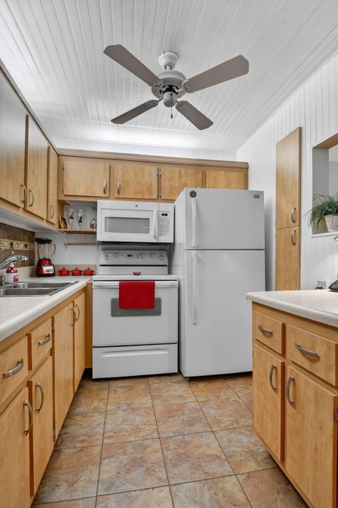 For Sale: $124,000 (1 beds, 1 baths, 700 Square Feet)