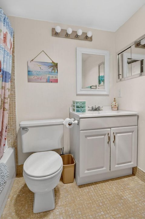 For Sale: $124,000 (1 beds, 1 baths, 700 Square Feet)