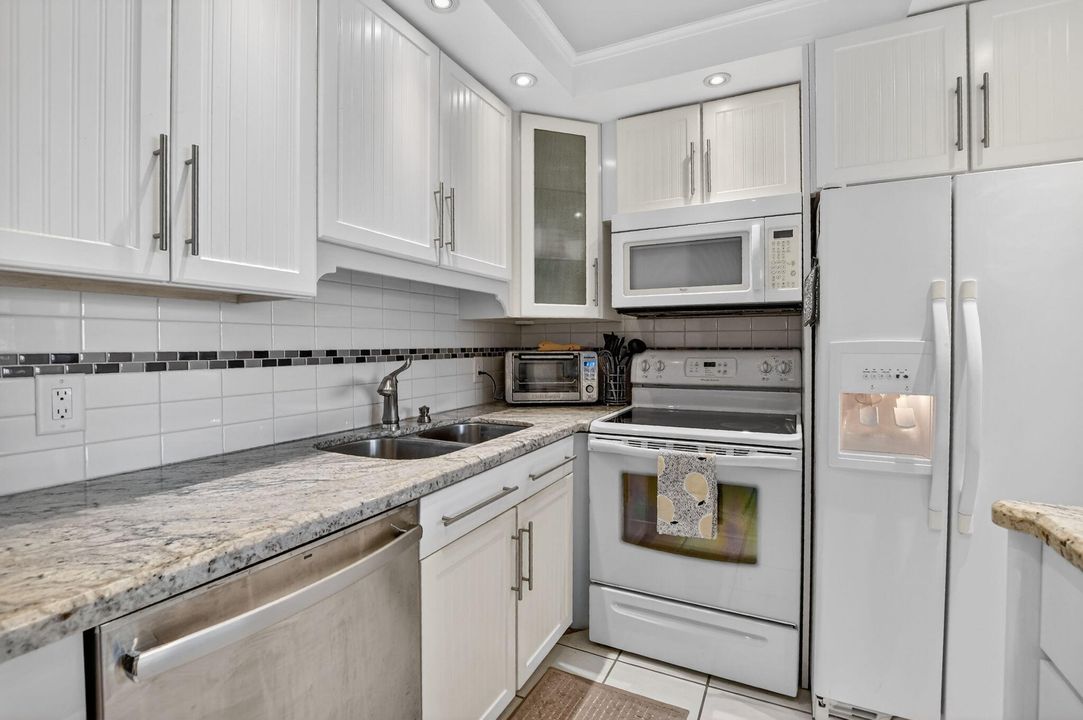 For Sale: $147,000 (1 beds, 1 baths, 700 Square Feet)