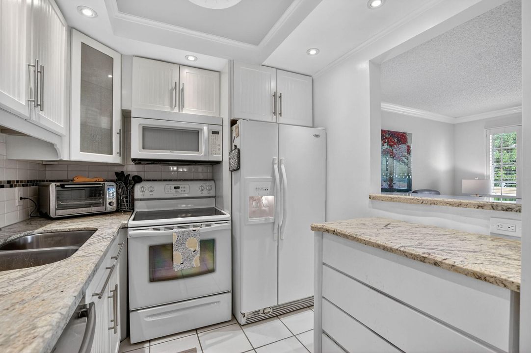 For Sale: $147,000 (1 beds, 1 baths, 700 Square Feet)