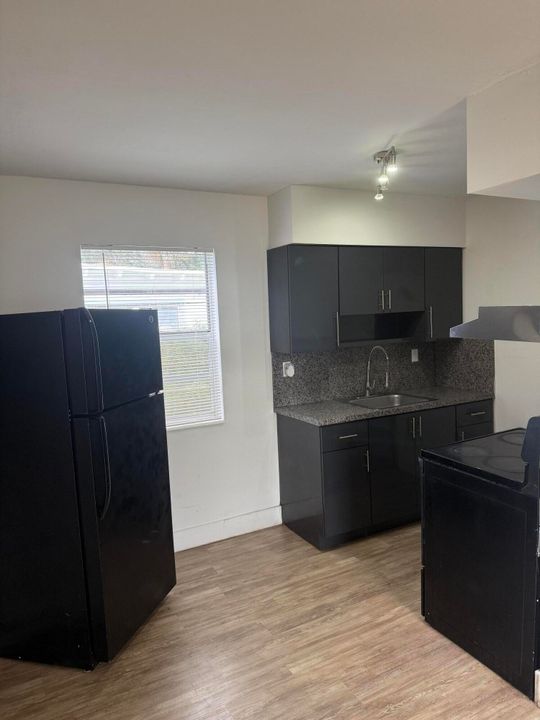 For Rent: $1,875 (2 beds, 1 baths, 700 Square Feet)