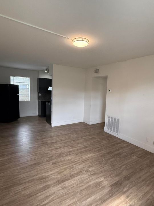 For Rent: $1,875 (2 beds, 1 baths, 700 Square Feet)