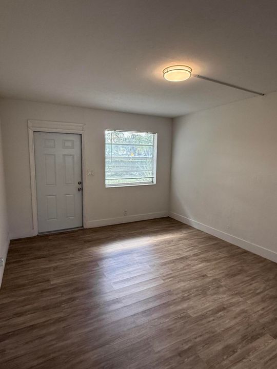 For Rent: $1,875 (2 beds, 1 baths, 700 Square Feet)