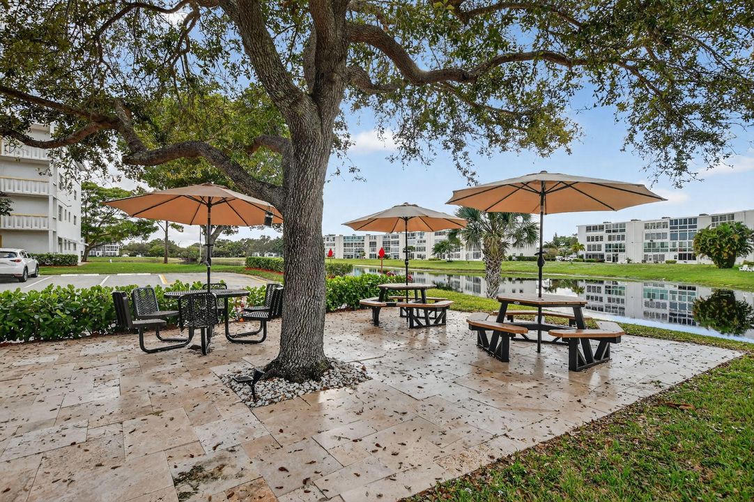 For Sale: $147,000 (1 beds, 1 baths, 700 Square Feet)