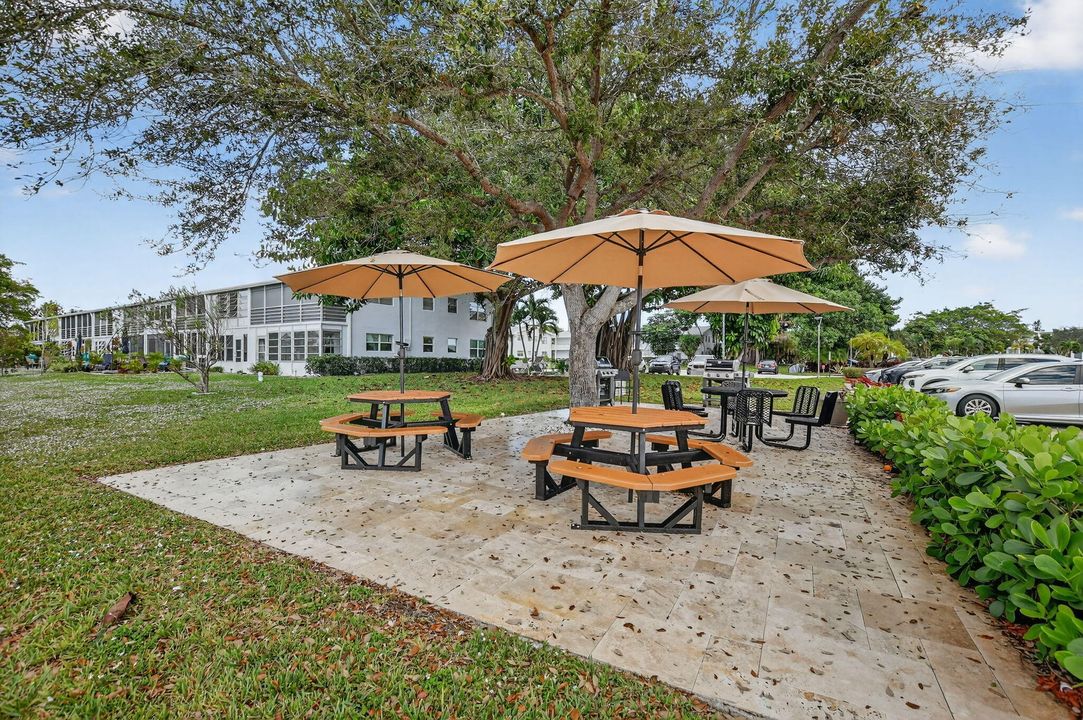 For Sale: $147,000 (1 beds, 1 baths, 700 Square Feet)