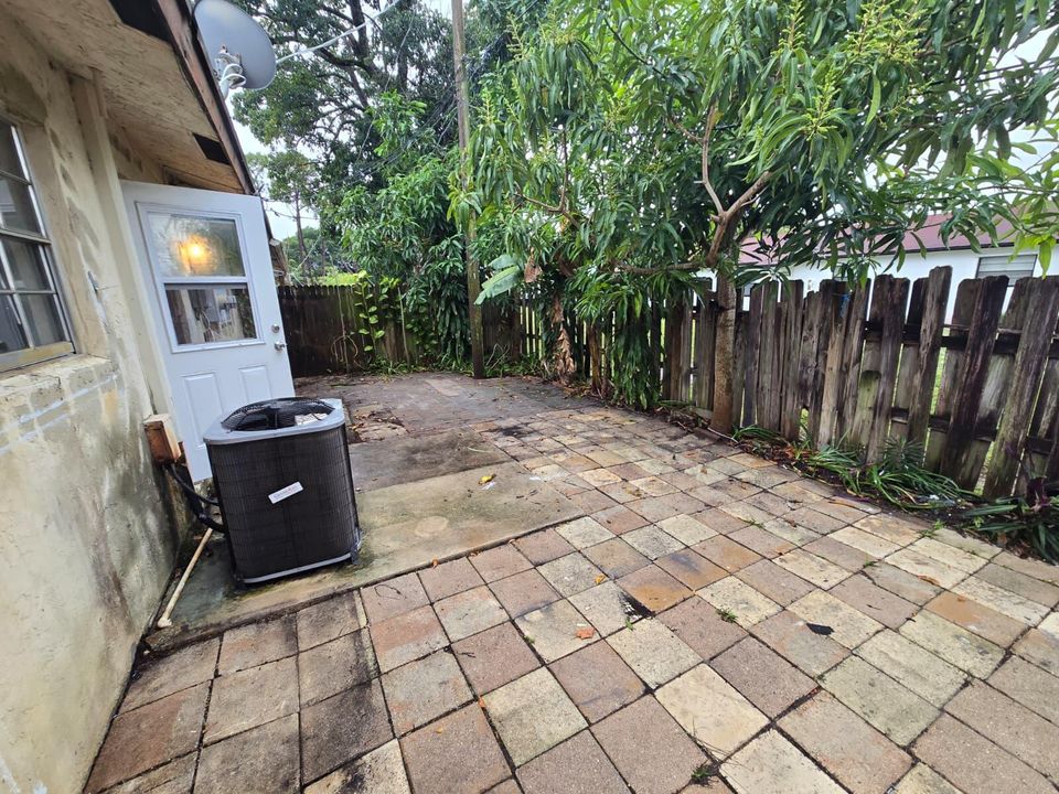 For Rent: $2,000 (2 beds, 1 baths, 800 Square Feet)