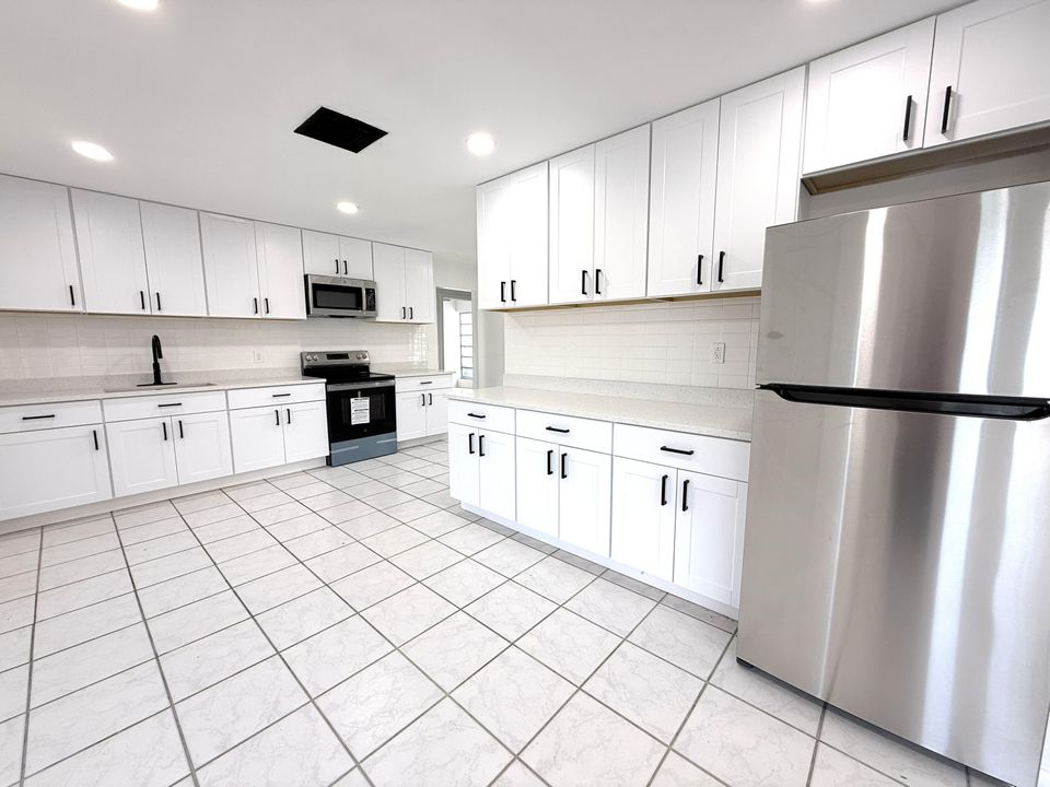 出租: $3,300 (3 贝兹, 2 浴室, 1368 平方英尺)