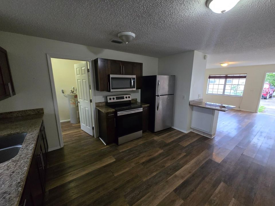 For Rent: $2,000 (2 beds, 1 baths, 800 Square Feet)
