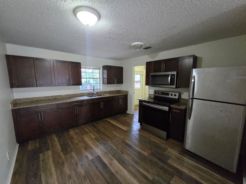 For Rent: $2,000 (2 beds, 1 baths, 800 Square Feet)