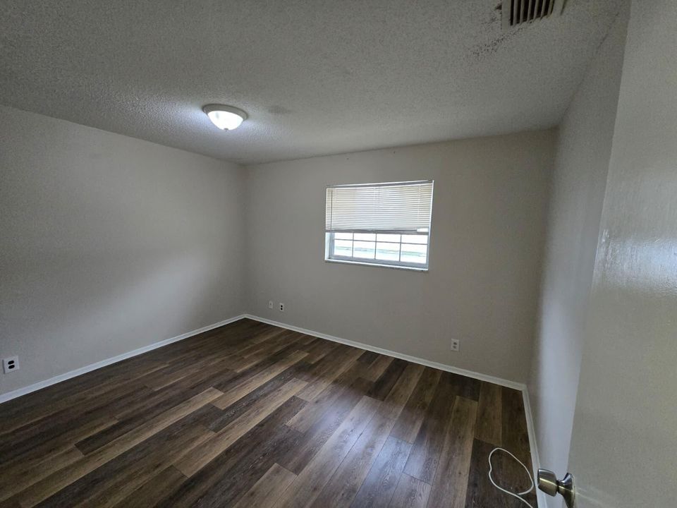 For Rent: $2,000 (2 beds, 1 baths, 800 Square Feet)