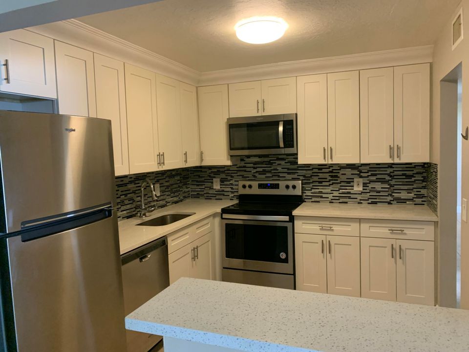 На продажу: $245,000 (2 спален, 2 ванн, 936 Квадратных фут)