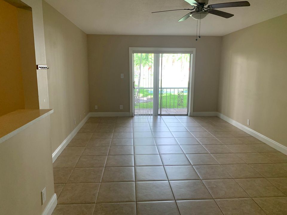 На продажу: $245,000 (2 спален, 2 ванн, 936 Квадратных фут)