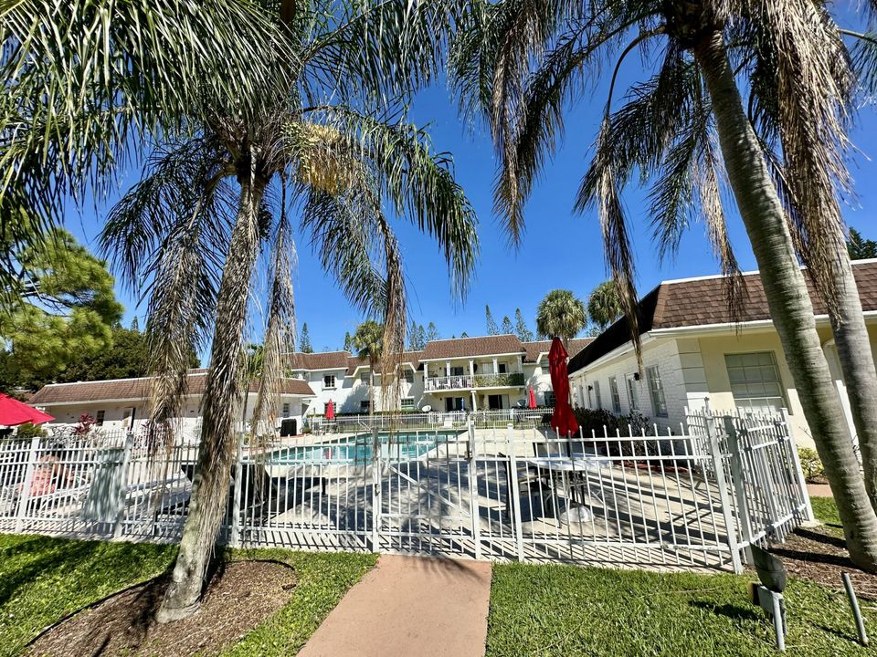 На продажу: $245,000 (2 спален, 2 ванн, 936 Квадратных фут)