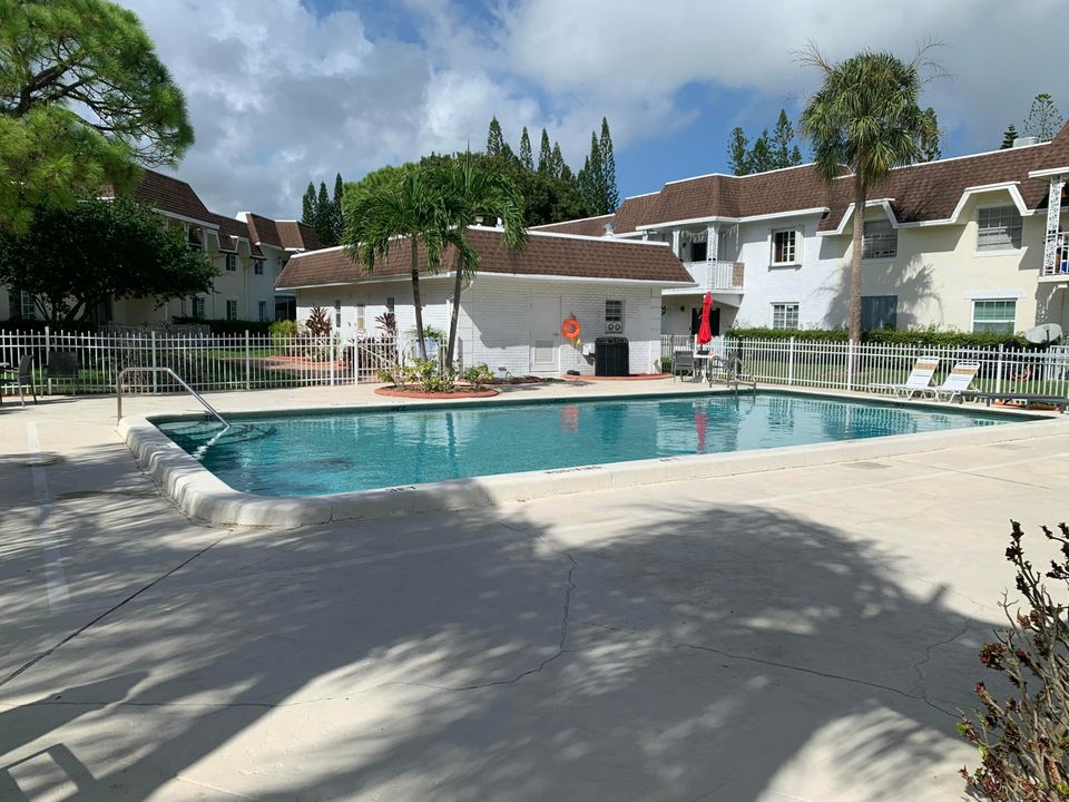 На продажу: $245,000 (2 спален, 2 ванн, 936 Квадратных фут)