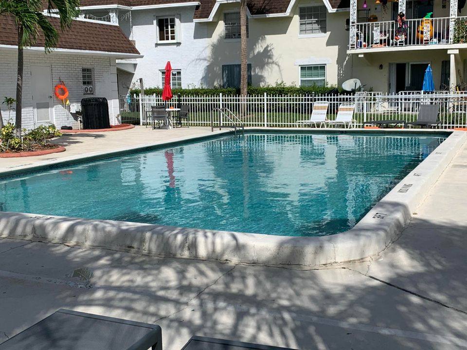 На продажу: $245,000 (2 спален, 2 ванн, 936 Квадратных фут)