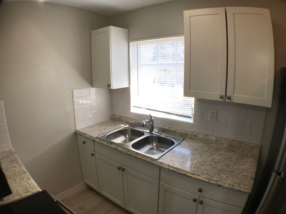 For Rent: $1,800 (2 beds, 1 baths, 980 Square Feet)