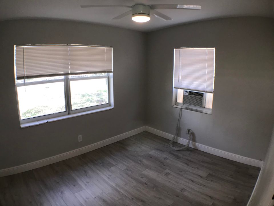 For Rent: $1,800 (2 beds, 1 baths, 980 Square Feet)