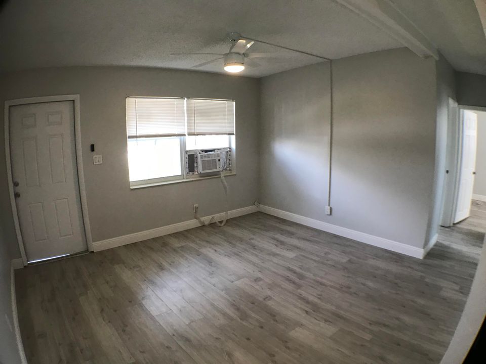 For Rent: $1,800 (2 beds, 1 baths, 980 Square Feet)