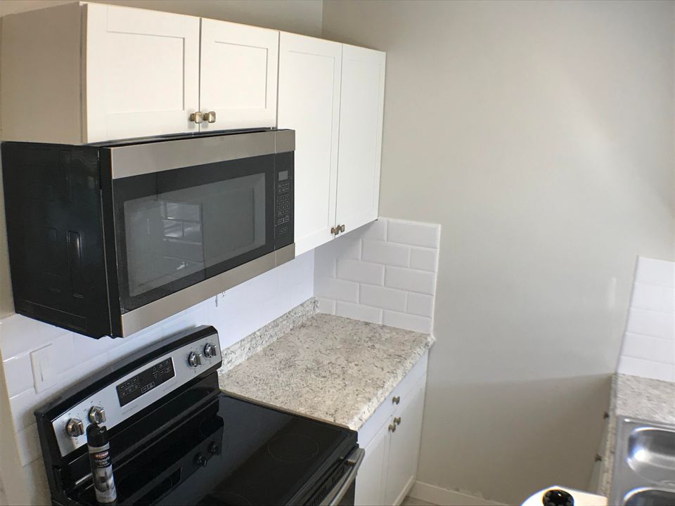 For Rent: $1,800 (2 beds, 1 baths, 980 Square Feet)