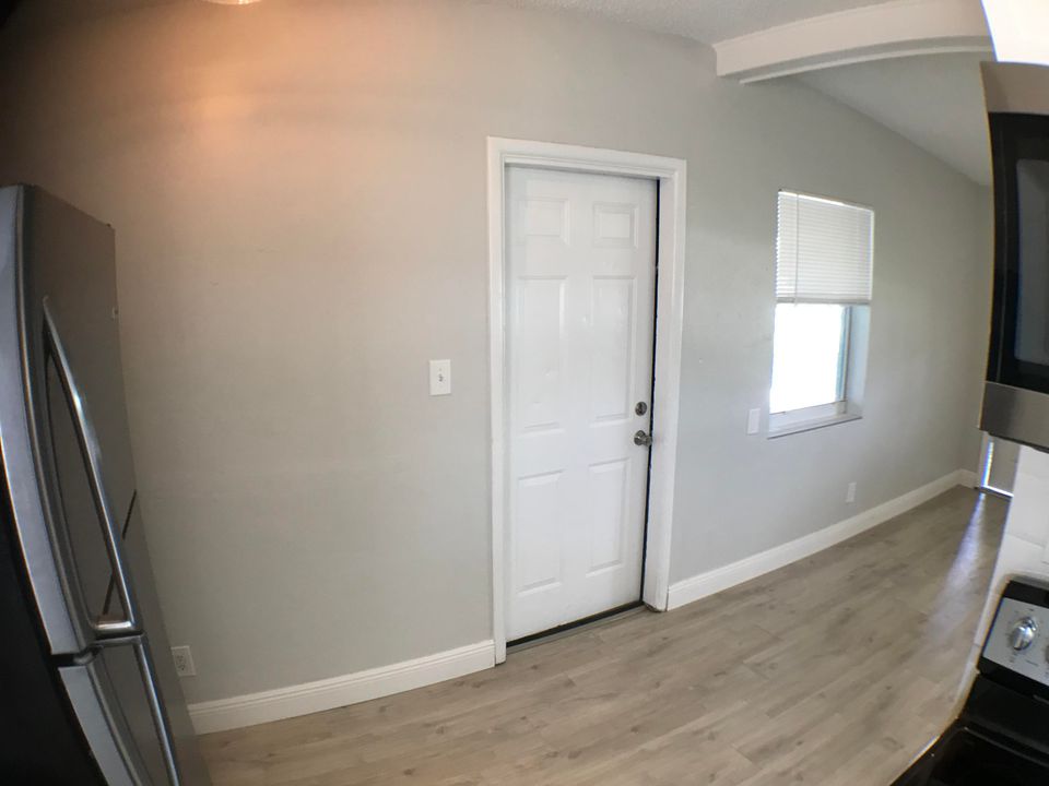 For Rent: $1,800 (2 beds, 1 baths, 980 Square Feet)