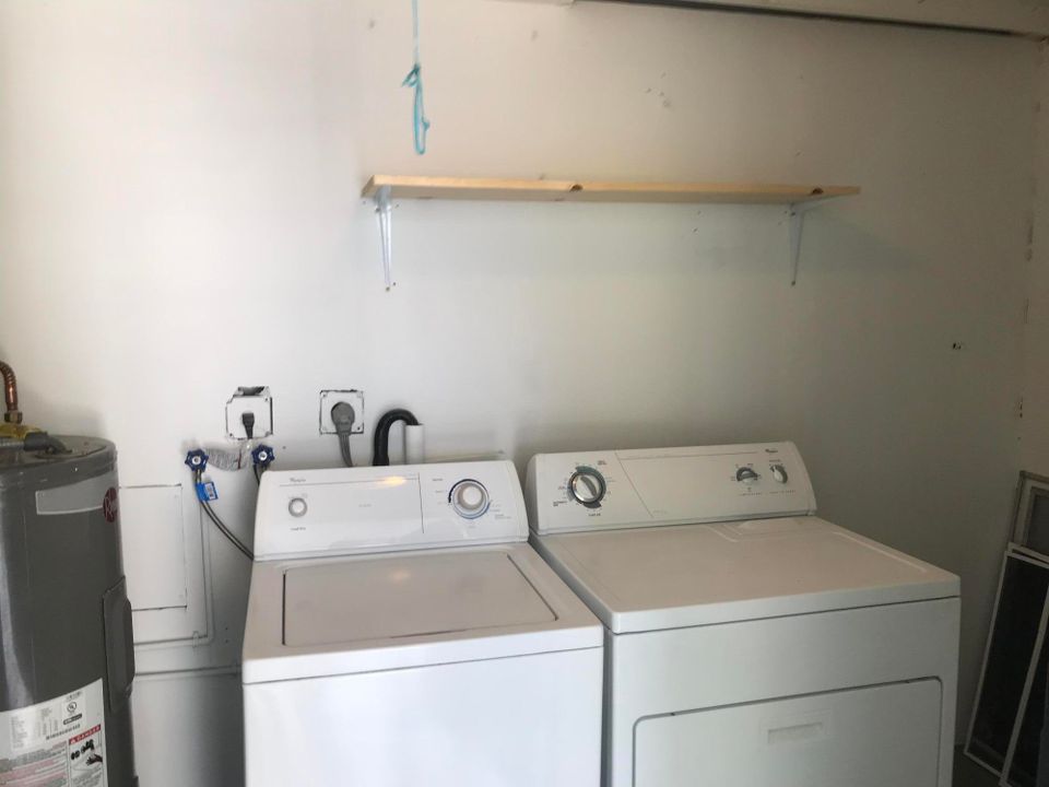 For Rent: $1,800 (2 beds, 1 baths, 980 Square Feet)