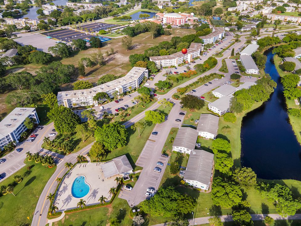 For Rent: $1,300 (1 beds, 1 baths, 700 Square Feet)