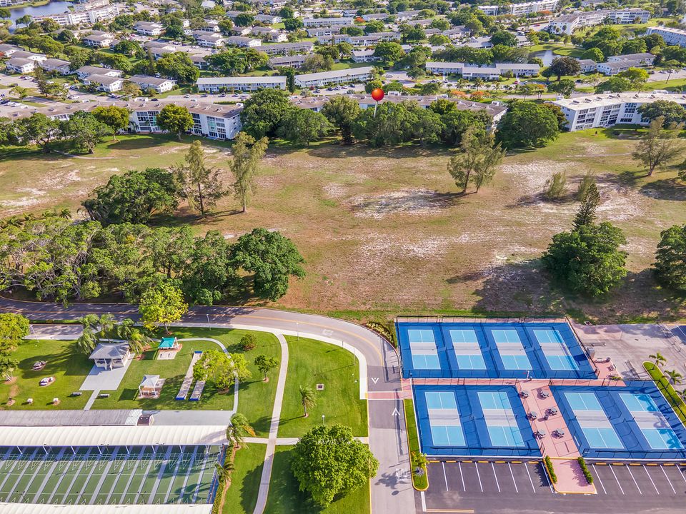 For Rent: $1,300 (1 beds, 1 baths, 700 Square Feet)