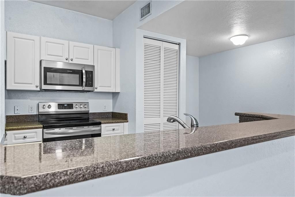 На продажу: $199,000 (2 спален, 2 ванн, 1035 Квадратных фут)