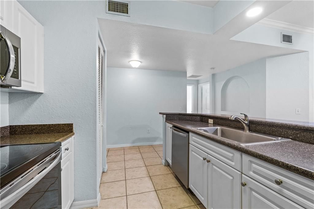 На продажу: $199,000 (2 спален, 2 ванн, 1035 Квадратных фут)