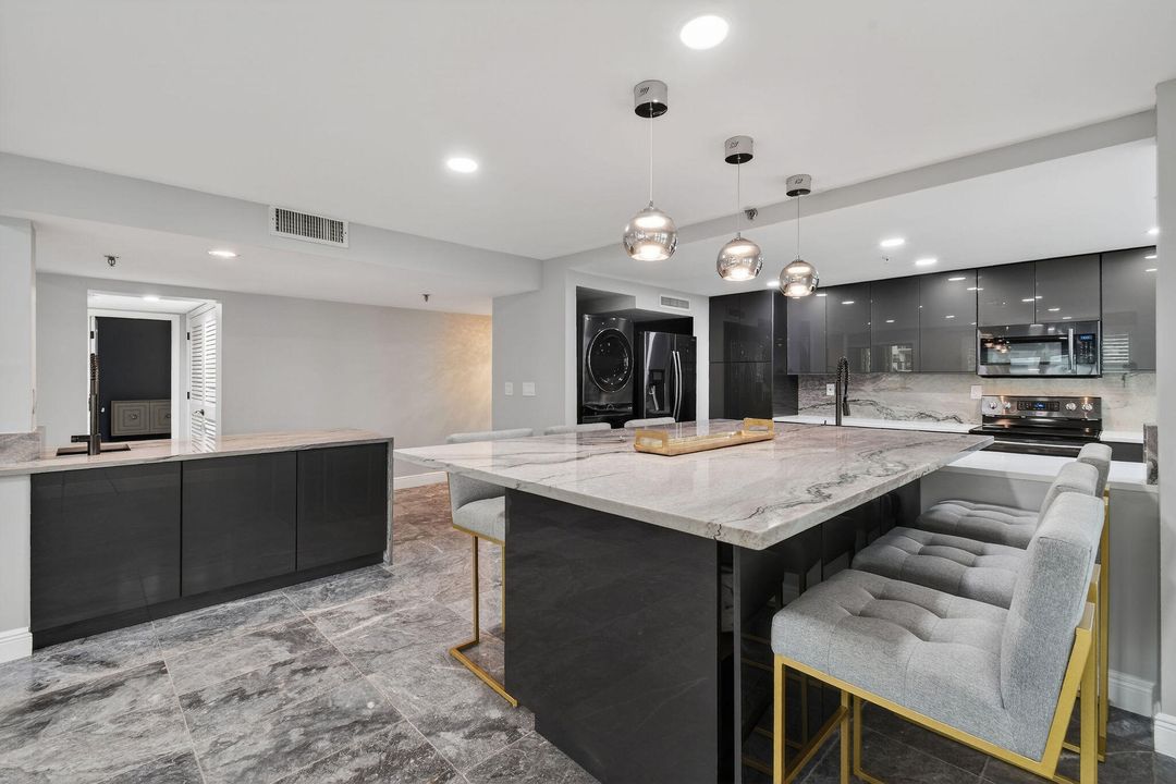 En Venta: $675,000 (3 camas, 2 baños, 2011 Pies cuadrados)