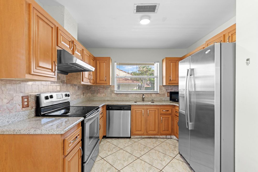 На продажу: $325,000 (2 спален, 2 ванн, 1092 Квадратных фут)