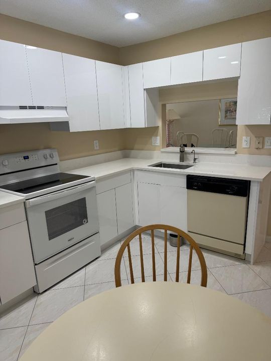 Activo con contrato: $2,000 (2 camas, 2 baños, 900 Pies cuadrados)