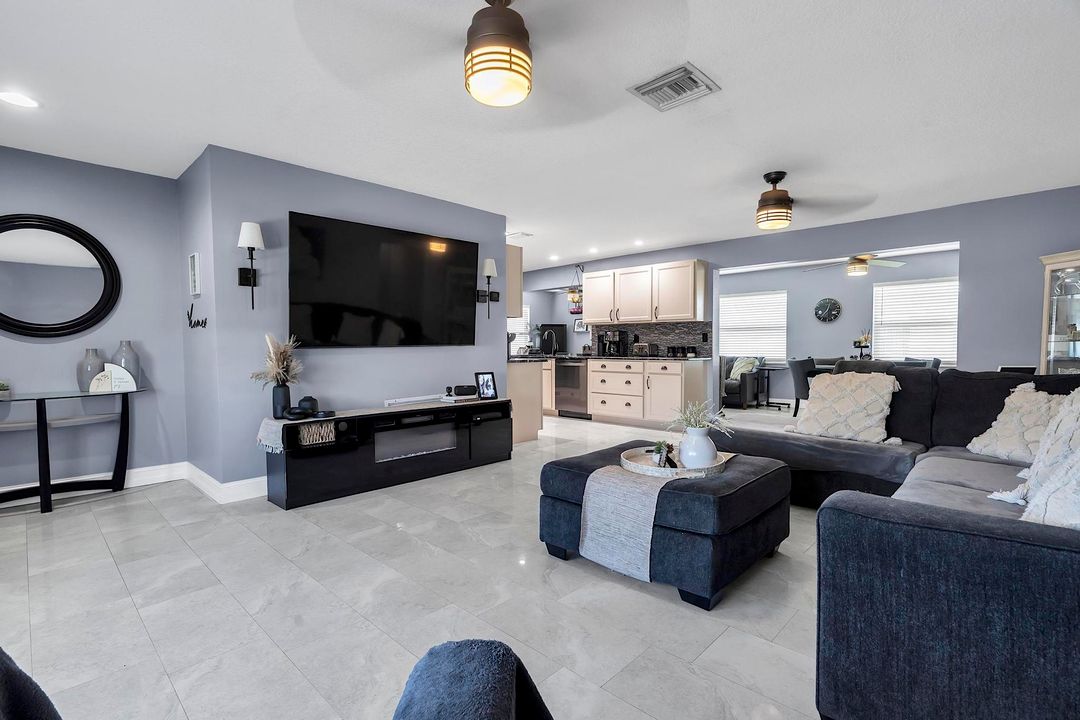 На продажу: $350,000 (2 спален, 2 ванн, 1428 Квадратных фут)