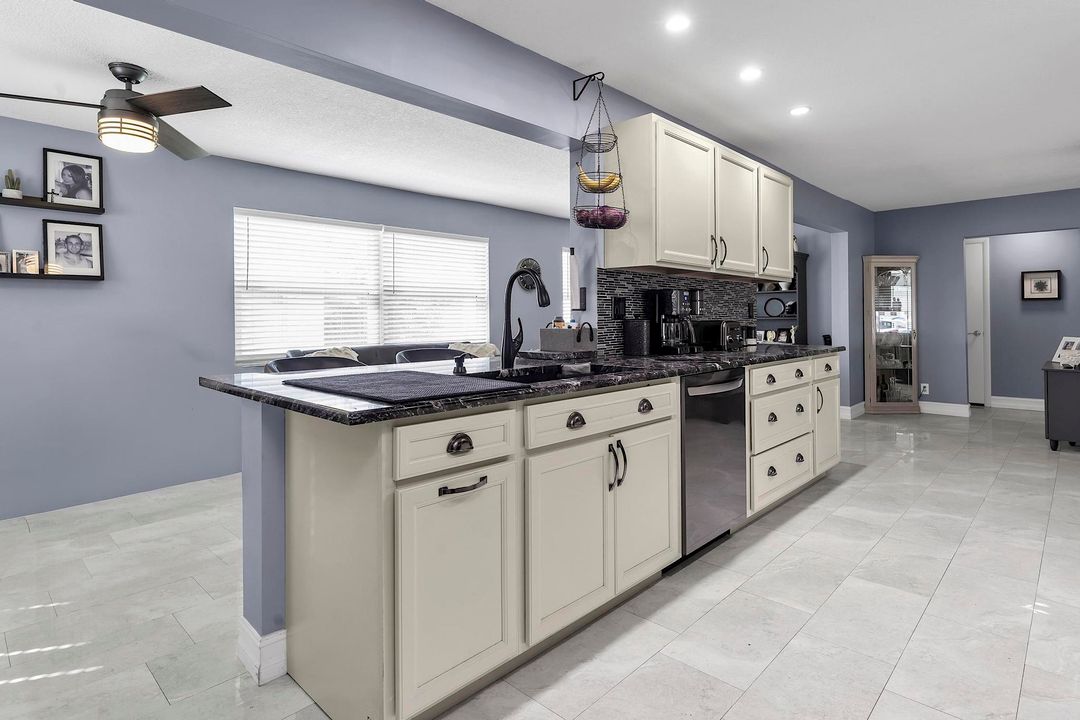 На продажу: $350,000 (2 спален, 2 ванн, 1428 Квадратных фут)