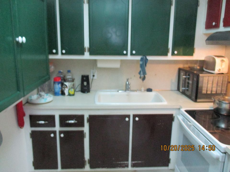 For Sale: $76,900 (2 beds, 1 baths, 819 Square Feet)