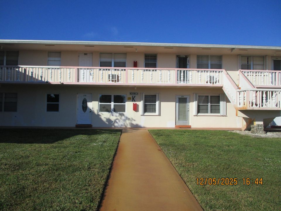 For Sale: $76,900 (2 beds, 1 baths, 819 Square Feet)