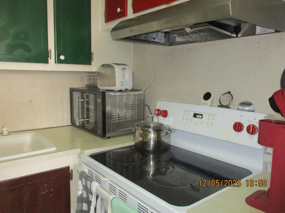 For Sale: $76,900 (2 beds, 1 baths, 819 Square Feet)