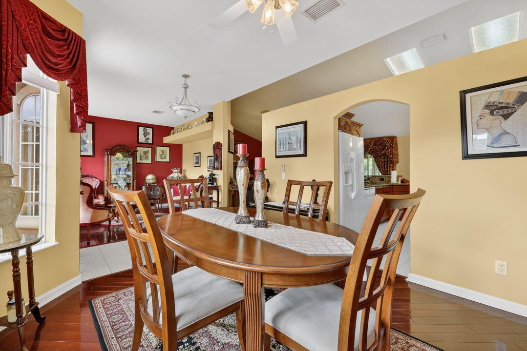 待售: $420,000 (4 贝兹, 3 浴室, 2028 平方英尺)