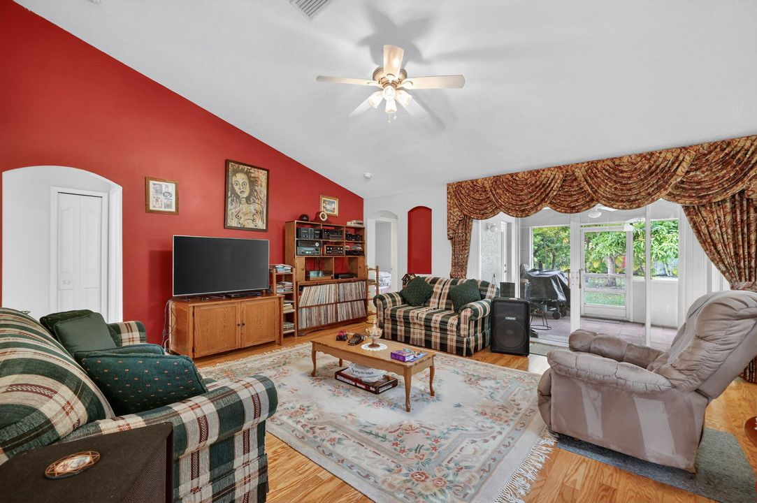 待售: $420,000 (4 贝兹, 3 浴室, 2028 平方英尺)