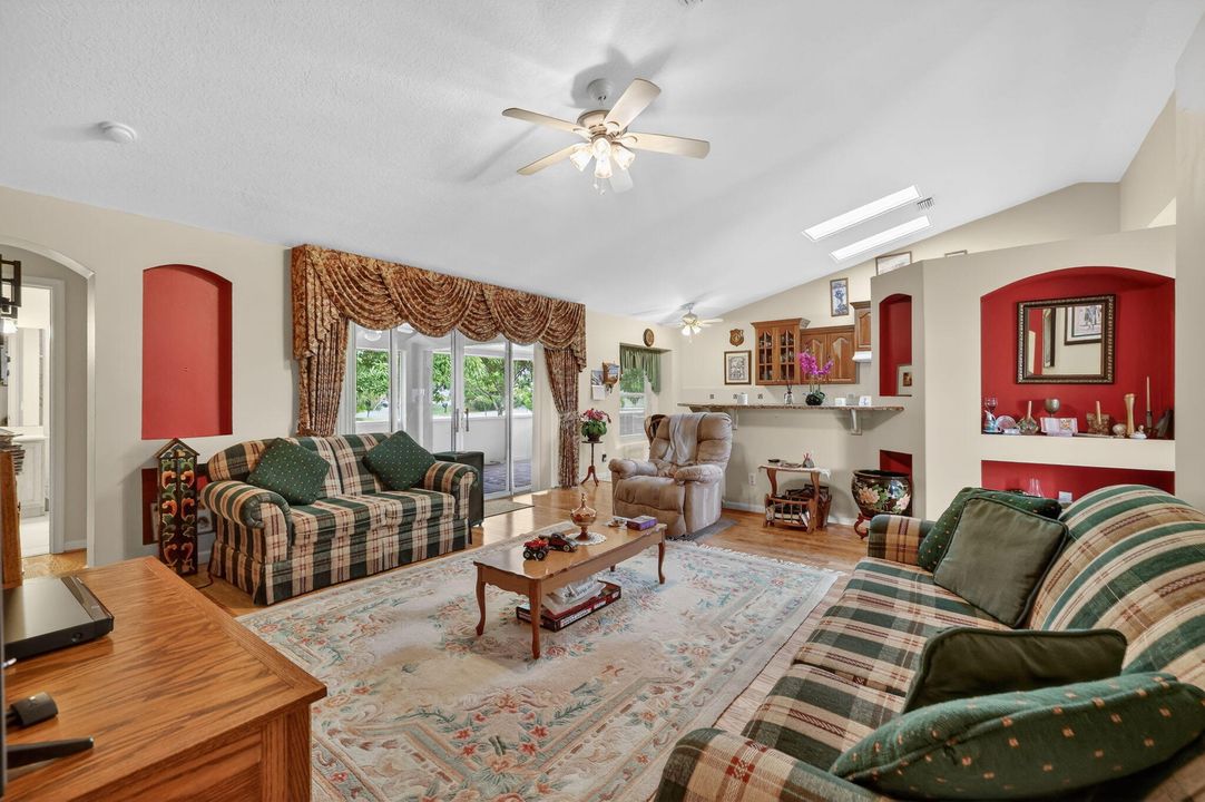 待售: $420,000 (4 贝兹, 3 浴室, 2028 平方英尺)