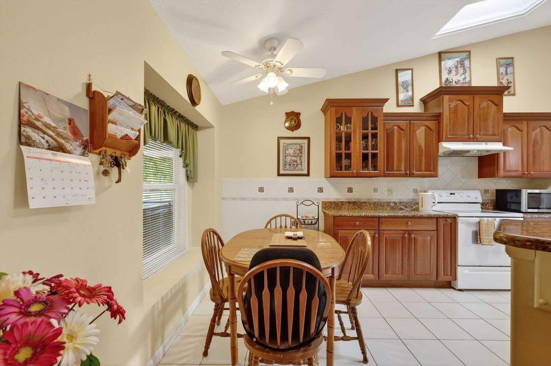 待售: $420,000 (4 贝兹, 3 浴室, 2028 平方英尺)