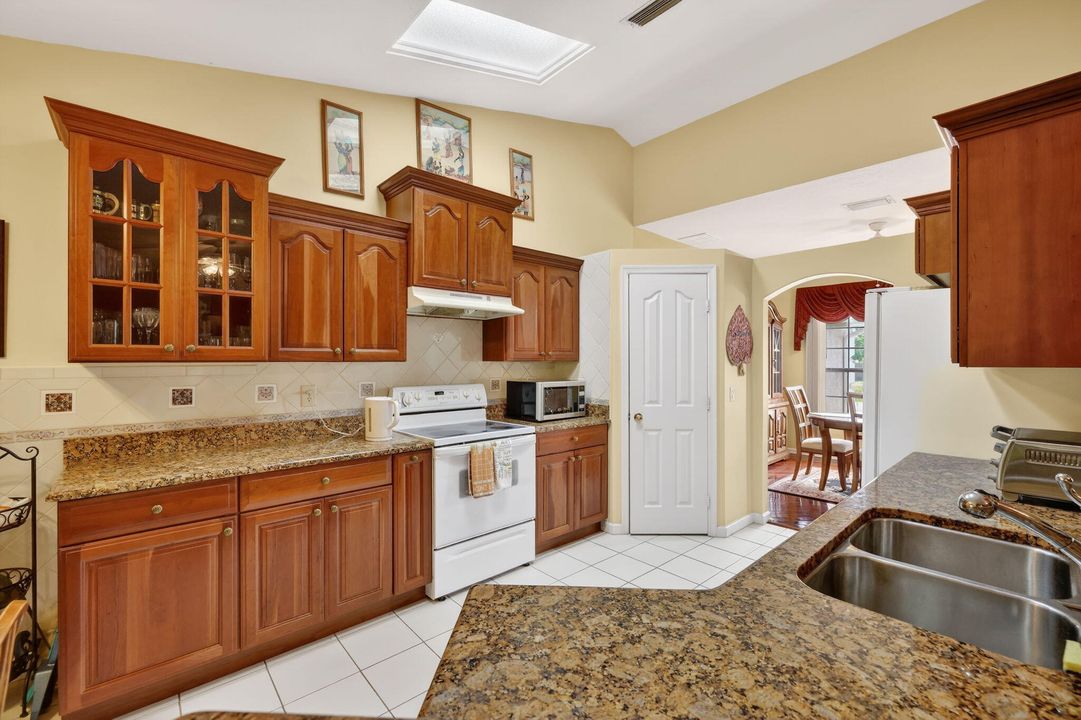 待售: $420,000 (4 贝兹, 3 浴室, 2028 平方英尺)