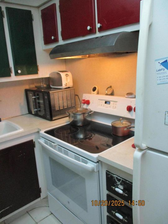 For Sale: $76,900 (2 beds, 1 baths, 819 Square Feet)