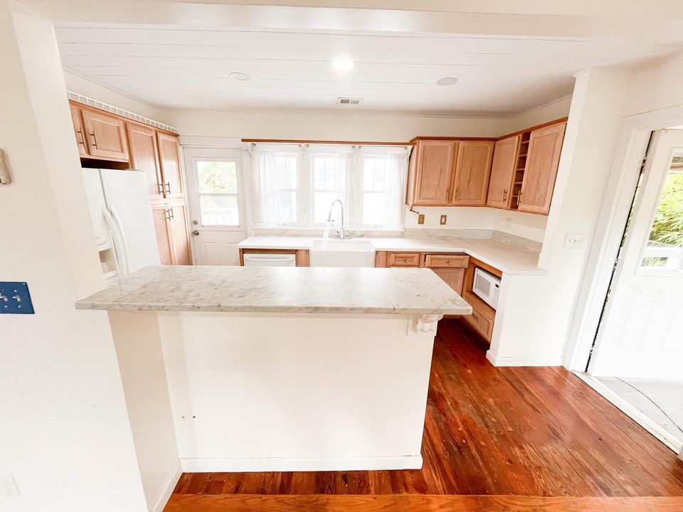 出租: $3,500 (2 贝兹, 1 浴室, 888 平方英尺)