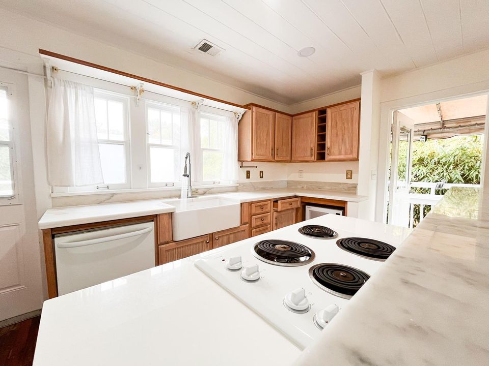 出租: $3,500 (2 贝兹, 1 浴室, 888 平方英尺)