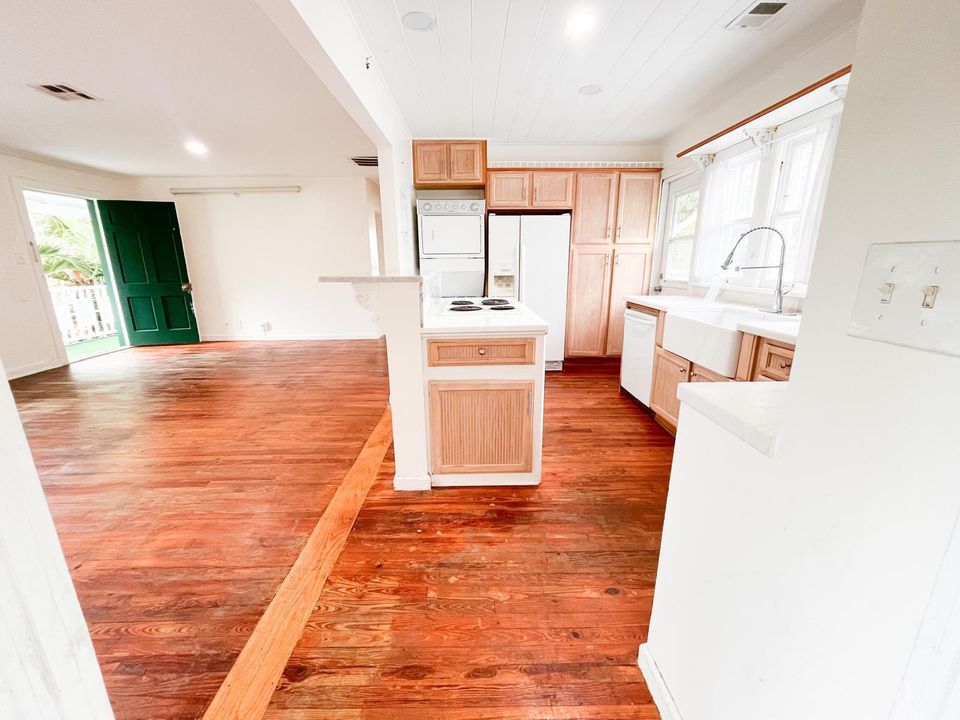 出租: $3,500 (2 贝兹, 1 浴室, 888 平方英尺)