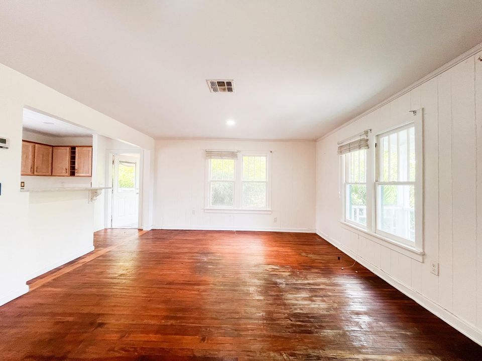 出租: $3,500 (2 贝兹, 1 浴室, 888 平方英尺)