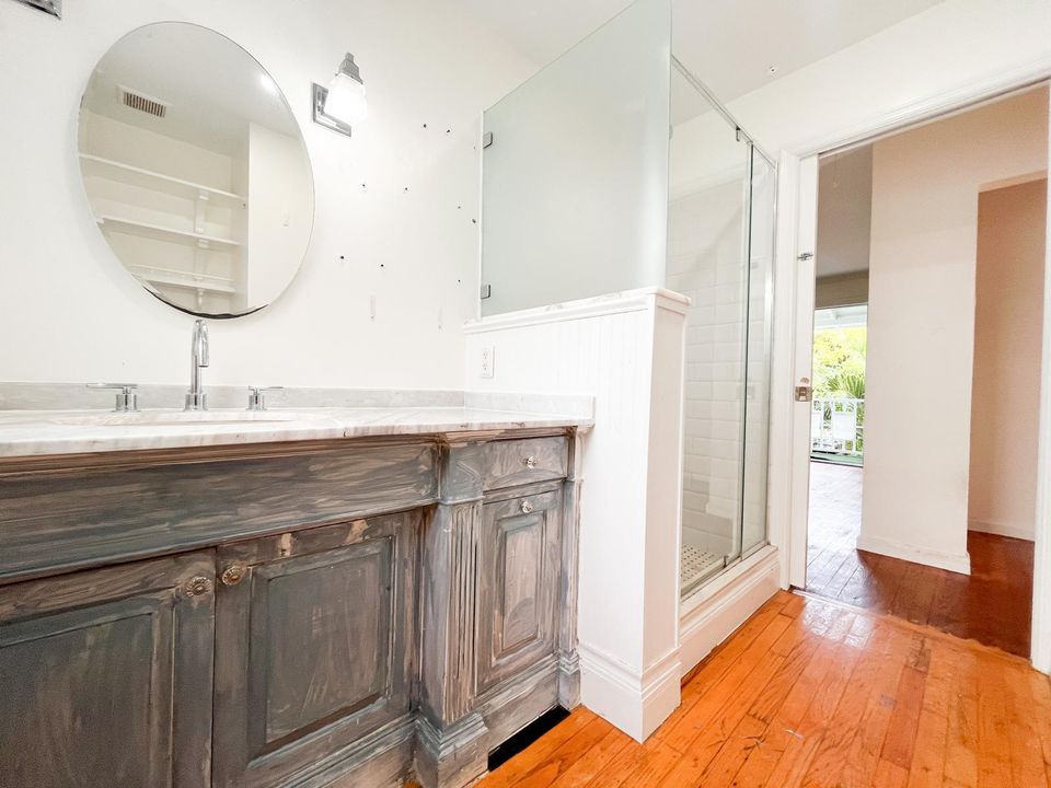 出租: $3,500 (2 贝兹, 1 浴室, 888 平方英尺)