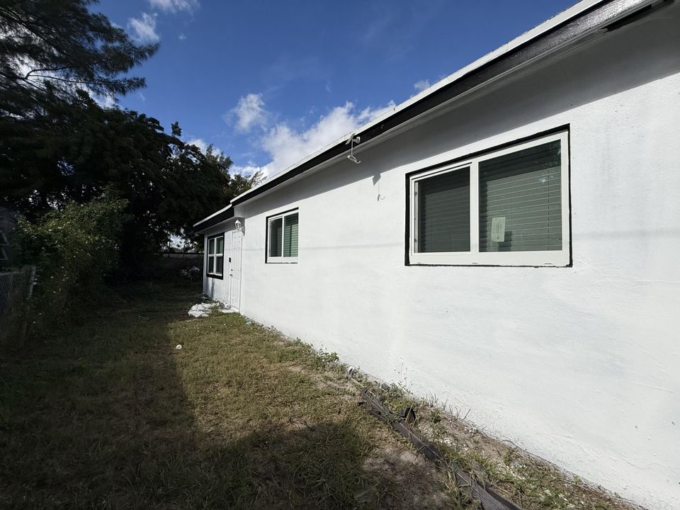 For Sale: $375,000 (3 beds, 2 baths, 1100 Square Feet)